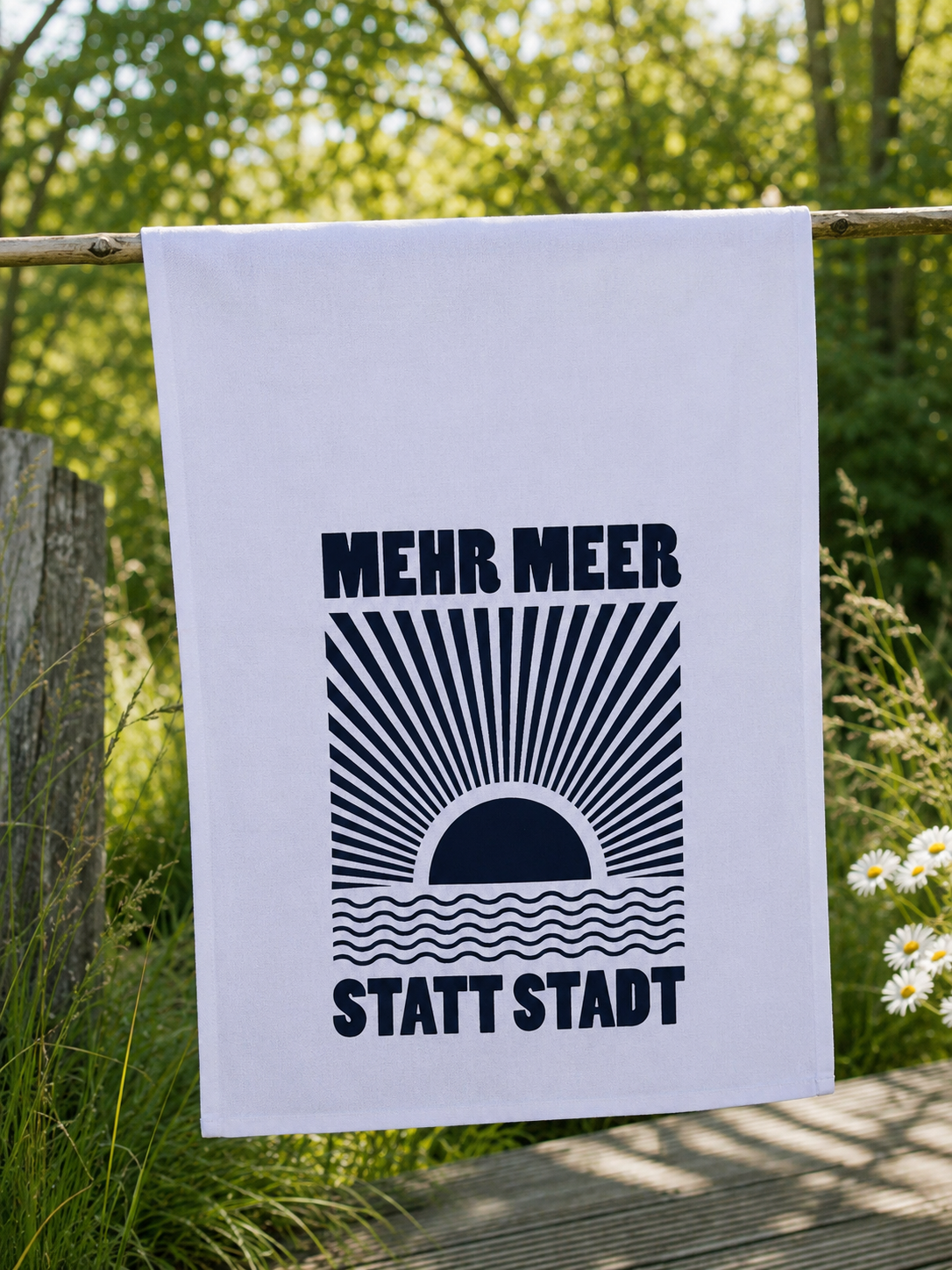 Weißes Geschirrhandtuch "Mehr Meer, statt Stadt" (Navy)