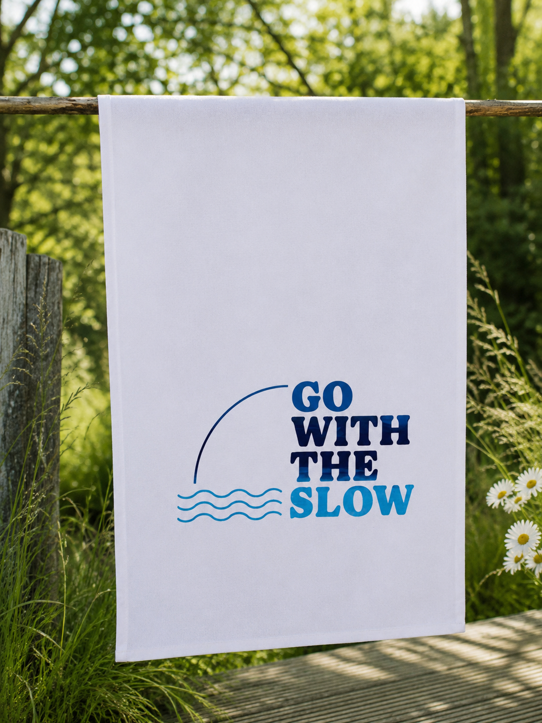 Weißes Geschirrhandtuch "Go with the Slow“